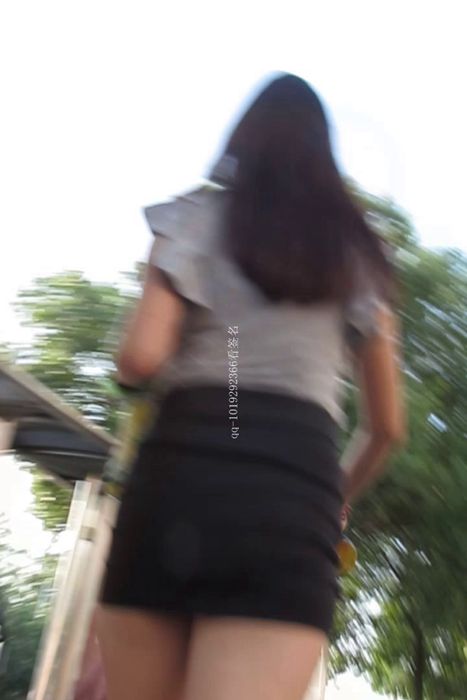 [大忽悠买丝袜街拍视频]ID0625 2013.1.8【忽悠】买长腿裤裙清纯美女丝袜表情很不好意思和包臀裙裙子太短PG露出