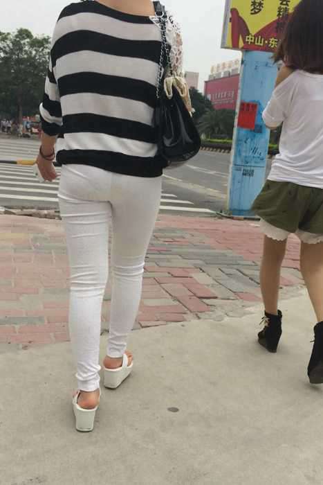 [街拍视频]00384诱人的高跟紧身白裤美女少妇